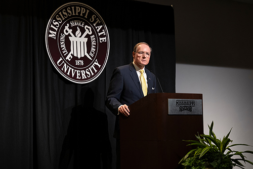多多直播 President Mark E. Keenum delivers remarks during the 2024 Spring General Faculty Meeting.